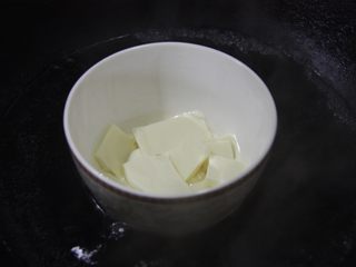 9、杯子羊蛋糕,隔水加热白巧克力,温度不宜太高;