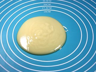 11、杯子羊蛋糕,将拌匀的白巧糊用刮刀反复翻拌;