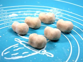 13、杯子羊蛋糕,依次捏出小羊的头,余下的少量白巧再次沾取果绿色素搓出小羊的草;