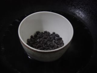 14、杯子羊蛋糕,同样方法隔水加热黑巧克力制作小羊头、角和耳朵;