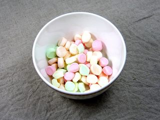 16、杯子羊蛋糕,棉花糖准备好,将打发后的淡奶油装入裱花袋挤在蛋糕上;