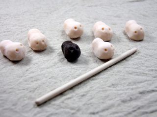 17、杯子羊蛋糕,用塑形笔做出小羊鼻孔;