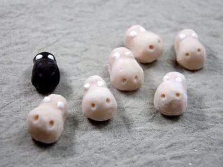 18、杯子羊蛋糕,用棉签取打发的淡奶油沾到小羊头上做眼白;