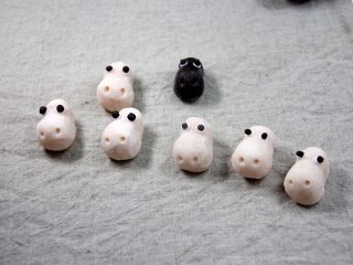 19、杯子羊蛋糕,余下的黑巧搓出黑眼睛,用镊子沾到眼白上;