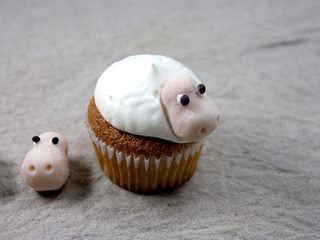 20、杯子羊蛋糕,将羊头斜着贴到蛋糕上;