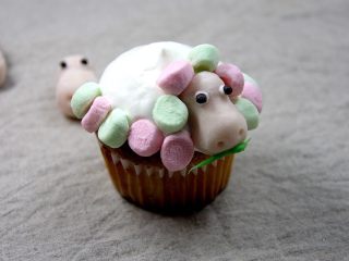 21、杯子羊蛋糕,依次将棉花糖黏到小羊身上,最后放入小羊角完成。