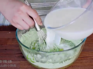 3、抹茶千层蛋糕,一边搅拌一边分3次倒入牛奶拌匀