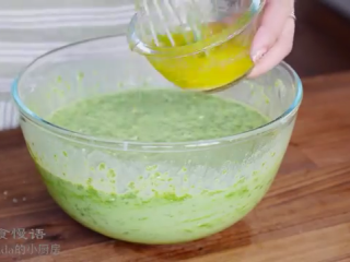 4、抹茶千层蛋糕,把黄油融化后倒入，轻轻搅拌面糊至基本顺滑