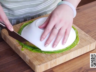 11、抹茶千层蛋糕,将冷却的可丽饼一张张分开，再取几张叠在一起，扣一个小盘子作为参照，切掉不整齐的边