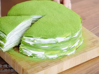 13、抹茶千层蛋糕,放入冰箱冷藏至少3小时，取出筛上抹茶粉，用锋利的刀切块即可