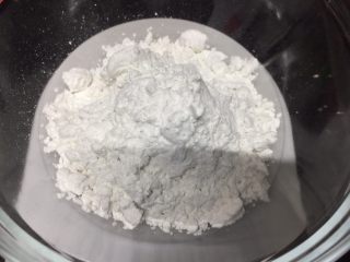 2、焦糖珍珠奶茶（健康自制）,用一大碗放入木薯淀粉备用