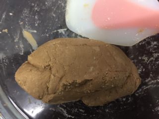 6、焦糖珍珠奶茶（健康自制）,用工具快速搅拌，和成面团