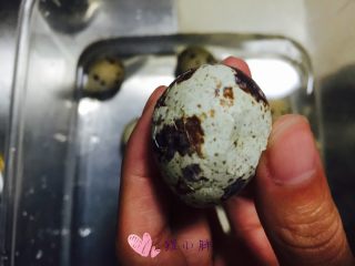 2、五香鹌鹑蛋,用手按压，把皮压碎但是不要剥掉，简单点放在案板上面滚一下就好了