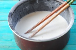 3、雪媚娘,加入200克牛奶，再加入120克糯米粉和40克玉米淀粉，搅拌均匀。