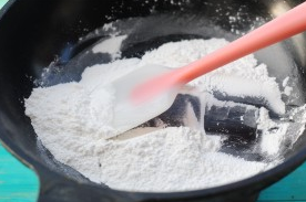 7、雪媚娘,另外准备约40克糯米粉放入锅里，不要加油。