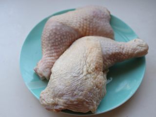 1、柠香葱油焗鸡腿,准备好鸡腿，清洗干净待用。