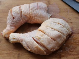 2、柠香葱油焗鸡腿,鸡腿表面划几刀，可以更好的入味。