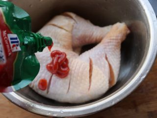 3、柠香葱油焗鸡腿,加入蚝油。