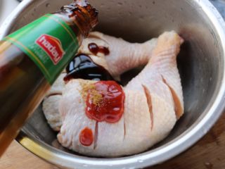 4、柠香葱油焗鸡腿,加入蚝油。