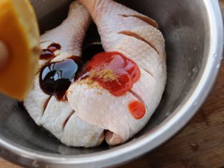 5、柠香葱油焗鸡腿,加入柠檬汁。