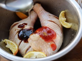 6、柠香葱油焗鸡腿,加入蜂蜜。