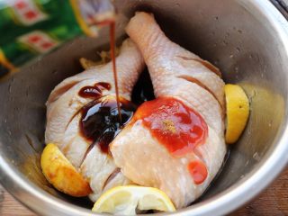 7、柠香葱油焗鸡腿,加入蒸鱼豉油。