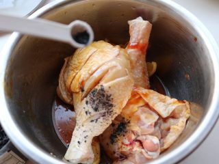 8、柠香葱油焗鸡腿,加入海盐，这次用的是黑色的海盐。