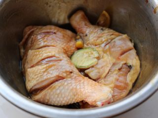 9、柠香葱油焗鸡腿,放上姜片和柠檬，拌匀腌制30分钟以上。
