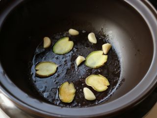 11、柠香葱油焗鸡腿,铺上蒜粒和姜片。