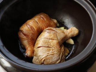 12、柠香葱油焗鸡腿,摆上腌好的鸡腿。