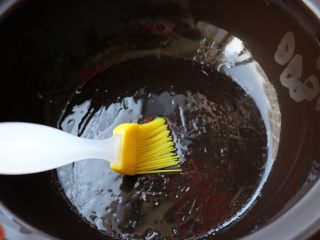 10、柠香葱油焗鸡腿,电砂锅底部刷一些油。