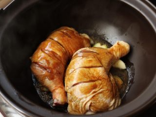 13、柠香葱油焗鸡腿,把腌汁也浇在鸡腿上面。