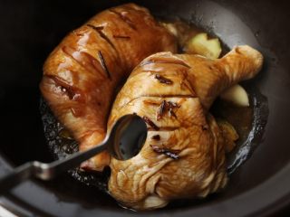 14、柠香葱油焗鸡腿,浇上2勺葱油。