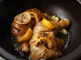 15、柠香葱油焗鸡腿,把柠檬块也摆在鸡腿上面。