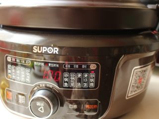 16、柠香葱油焗鸡腿,苏泊尔电砂锅选择砂锅焗功能，然后就可以愉快的看电视去了，1小时后再见咯。