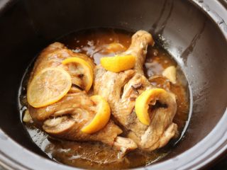 17、柠香葱油焗鸡腿,一小时过去了，打开盖子，香气扑鼻而来，卖相也不错。