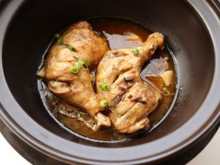 18、柠香葱油焗鸡腿,去掉姜片和柠檬片不要，撒上小葱末，美味的焗鸡腿就做好了。