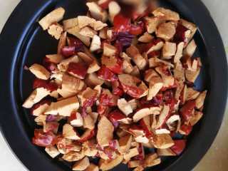 2、枣糕,切成小块