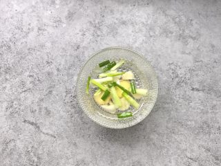 4、凤尾虾球,用蒸土豆片的时间，准备葱姜蒜水：姜切2片、葱切段、蒜瓣拍碎，加3汤匙清水浸泡5-8分钟