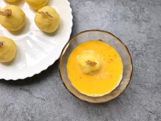 14、凤尾虾球,在鸡蛋液里滚均匀