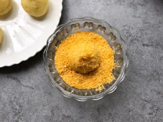 15、凤尾虾球,最后滚满面包糠