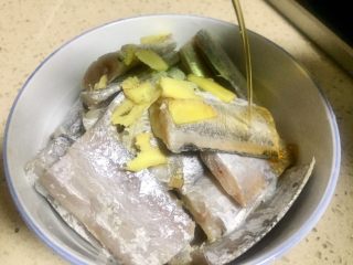 4、#吉祥年夜菜#代代有余双椒回锅带鱼,再放入两勺量的料酒