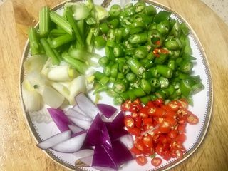 6、#吉祥年夜菜#代代有余双椒回锅带鱼,大葱芹菜斜刀切马耳朵，美人椒和红椒切小段，洋葱切小片