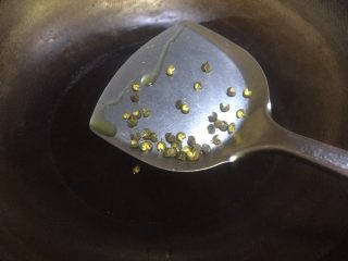 11、#吉祥年夜菜#代代有余双椒回锅带鱼,锅里留底油放入花椒