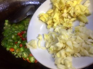 14、#吉祥年夜菜#代代有余双椒回锅带鱼,再放入老姜大蒜碎一起炝炒香