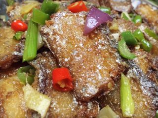 19、#吉祥年夜菜#代代有余双椒回锅带鱼,家人团聚下酒好菜！寓意也非常好“代代有余”