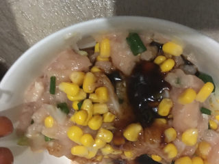 3、玉米鸡肉饺子,肉剁好后放入碗，接着放葱，玉米，调味料搅拌均匀