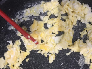 4、玉米鸡肉饺子,可以煎点蛋，用筷子弄碎