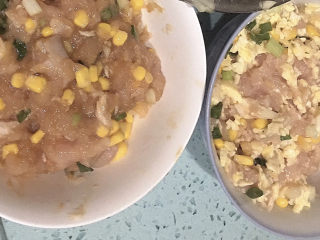 6、玉米鸡肉饺子,做好了两种馅料可以开始包饺子了