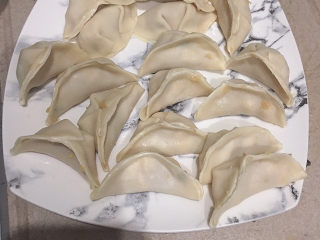 7、玉米鸡肉饺子,包好一盘放冰箱急冻
